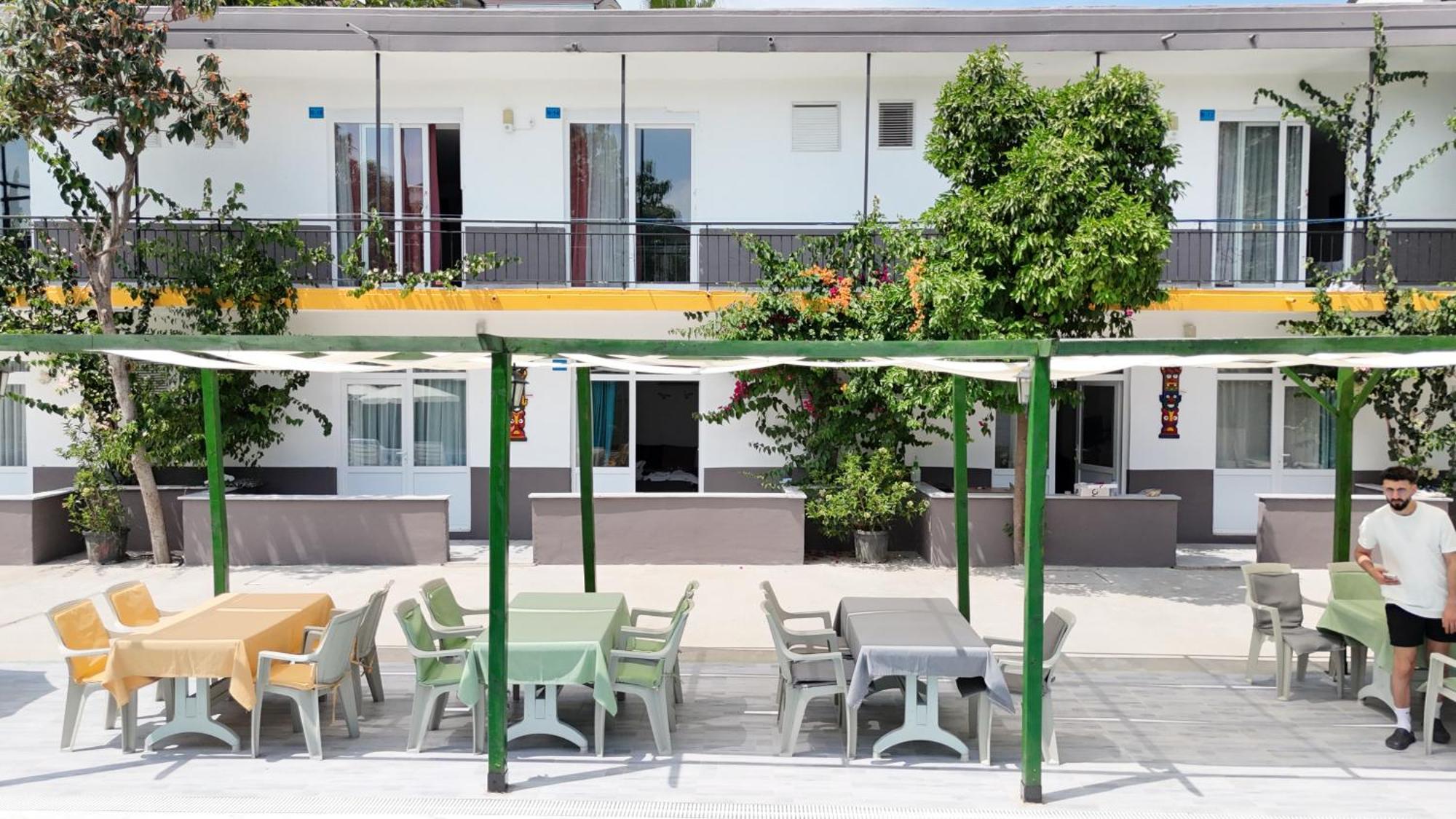 Hillside Apart Hotel Side Exterior foto